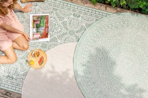 5 Stylingtips voor een sfeervol terras met ronde buitenkleden